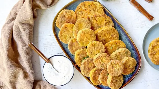 'Video thumbnail for Rye And Cornmeal Fried Green Tomatoes Recipe'