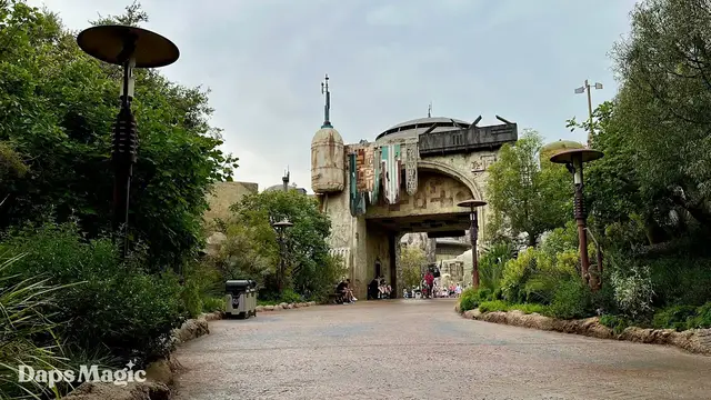 Video thumbnail for Star Wars Galaxy's Edge at Disneyland - Dapsmosphere 4K