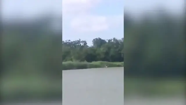 Video thumbnail for Pescadores registram uma criatura 'meio humana e meio cão' em um rio no Texas