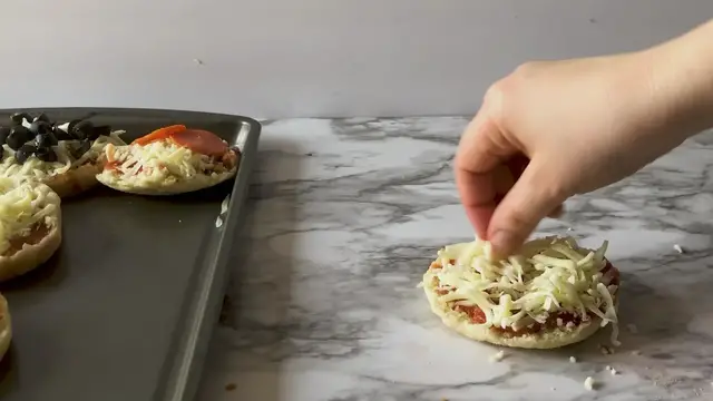 'Video thumbnail for Easy personal pizza recipe'