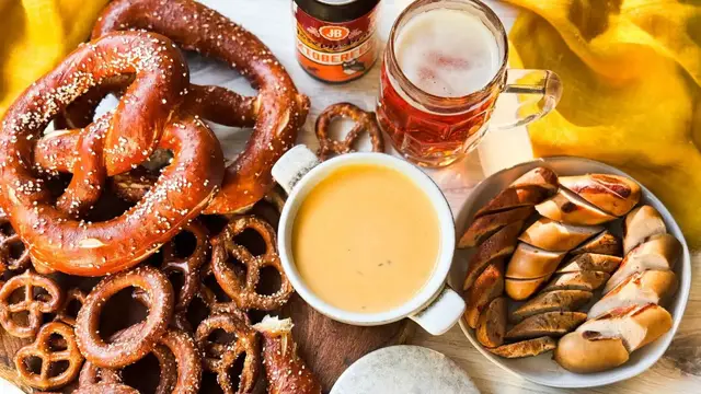 'Video thumbnail for The Best Beer Cheese Pretzel Dip Recipe'
