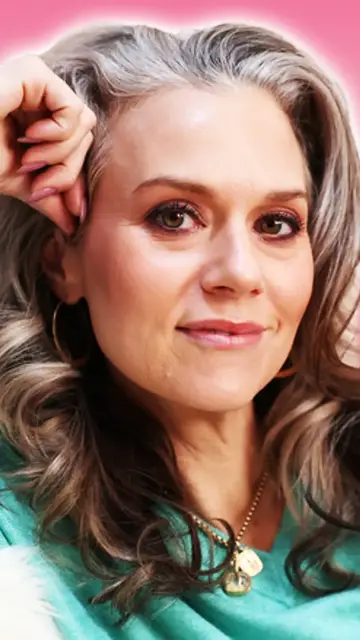 Video thumbnail for Former Hallmark Star Hilarie Burton Proves Transitioning To Gray Hair Doesn't Have To Be Boring