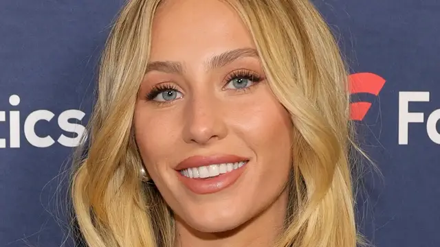 Video thumbnail for The Stunning Transformation Of Social Media Star Alix Earle