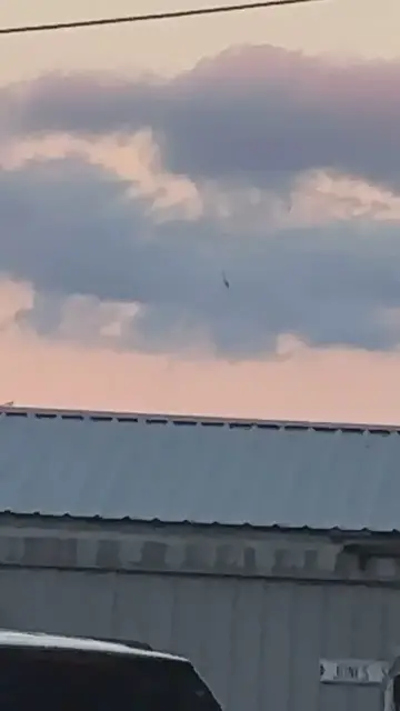 Video thumbnail for Video shows moments plane crash into roof of Newberg, Oregon home