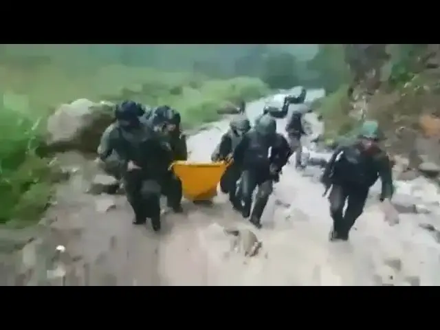 Video thumbnail for Evakuasi sunami anyer masih terus di lakukan TNI dan aparat menemukan lagi korban baru