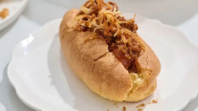 Video thumbnail for Elevated Chili Dogs With Homemade Cornbread Buns Recipe