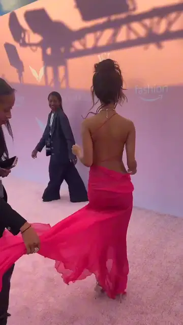 Video thumbnail for Tyla is making ME! sweat on the VS Fashion Show carpet.