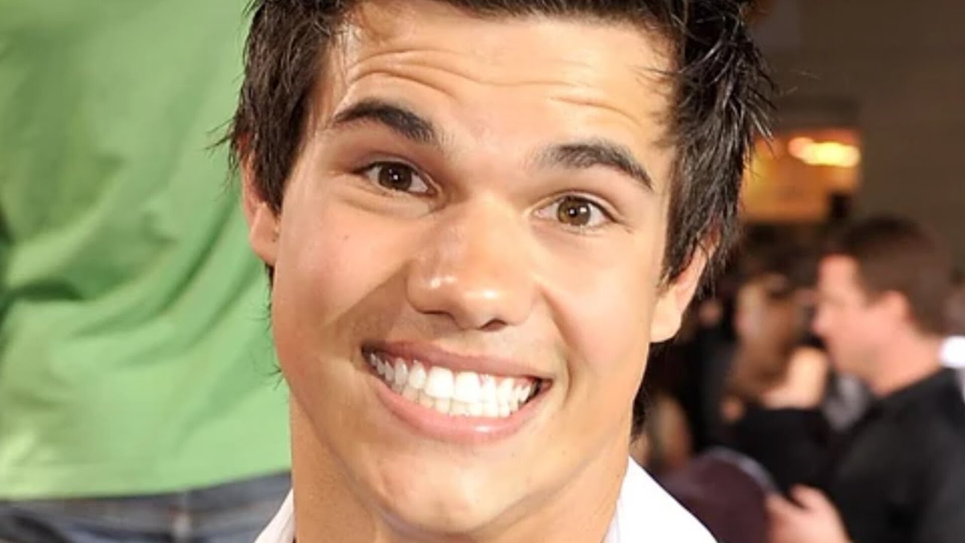 Video thumbnail for Taylor Lautner's Transformation Is Seriously Stunning