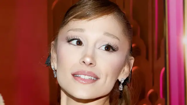 Video thumbnail for Ariana Grande' Face Transformation Is Wild To See