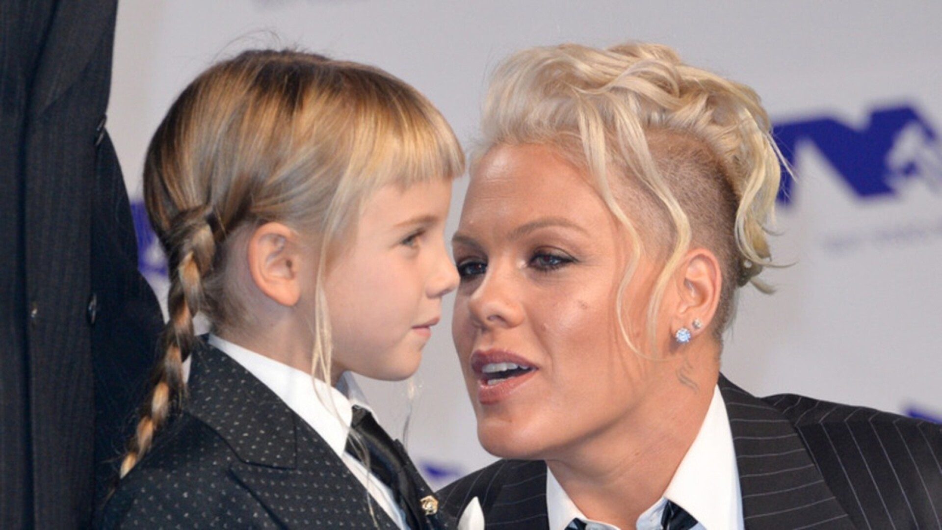 Video thumbnail for Pink's Daughter Willow Is Growing Up To Be Her Twin