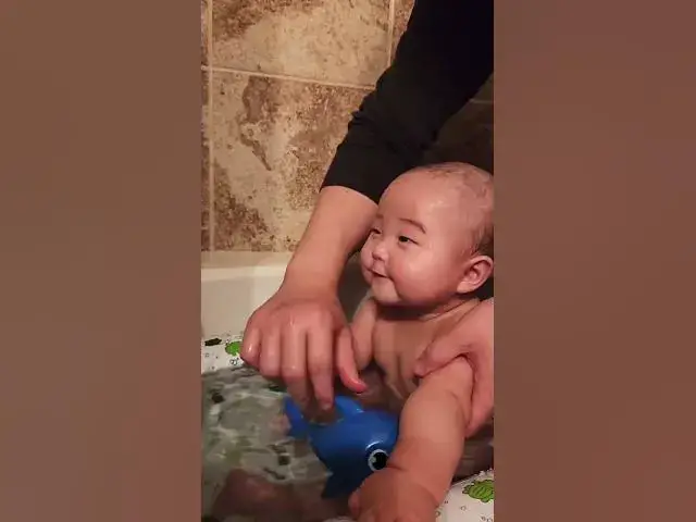 Video thumbnail for 목욕이 너무 좋은 아기
