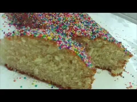 Video thumbnail for Bolo simples e fofinho com cobertura de leite condensado e confeitos coloridos