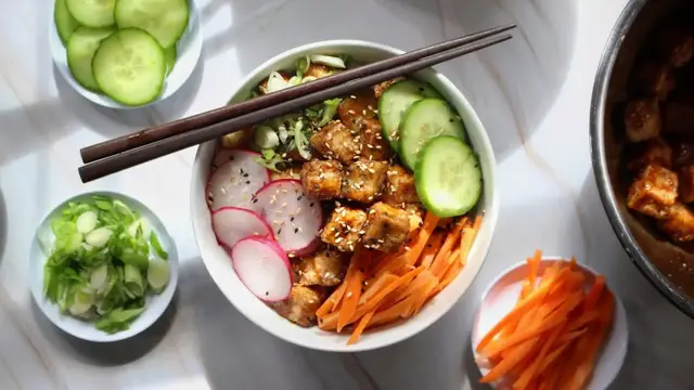 Video thumbnail for Crispy Ginger-Glazed Tofu Bowl Recipe