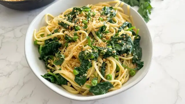 'Video thumbnail for Vegetarian-Friendly Pea And Spinach Carbonara Recipe'