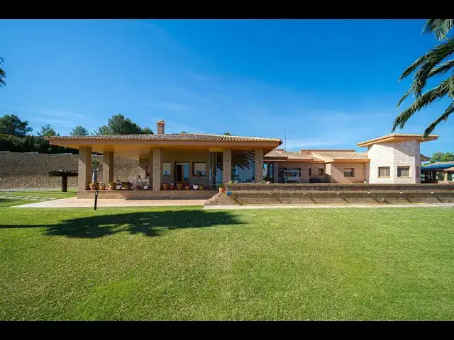 Video thumbnail for Villa in Calpe Cometa for sale in Alicante  Beds 5 Baths 5 € 2,200,000 - Spanish Casa Properties