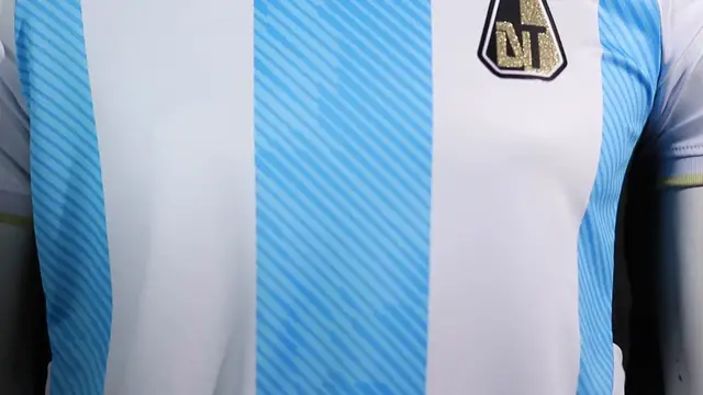 Video thumbnail for Así es la camiseta del Deportes Tolima inspirada en Racing de Argentina