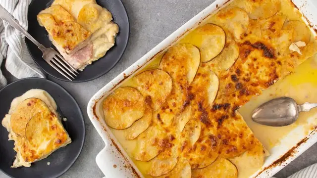 'Video thumbnail for 3-Cheese Baked Ham And Potatoes Au Gratin Recipe'