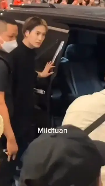 Video thumbnail for JACKSON WANG SENDO PUXADO POR FÃ