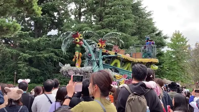 Video thumbnail for Tokyo Disneyland Halloween Experience | Rides, Atmosphere & Fun