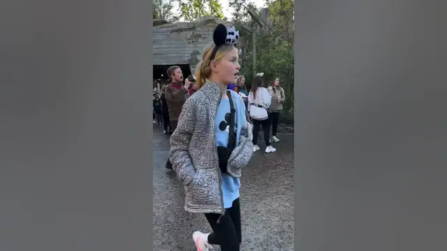 Video thumbnail for When Star Wars: Rise of the Resistance breaks down and you’re no longer in a line for anything 😳