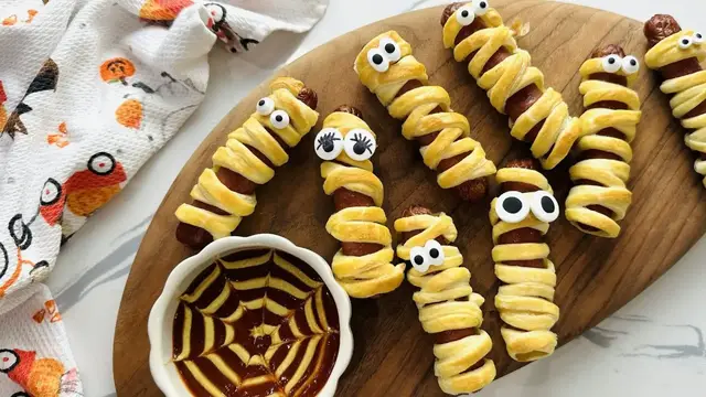 'Video thumbnail for 3-Ingredient Halloween-Worthy Mummy Hot Dogs'
