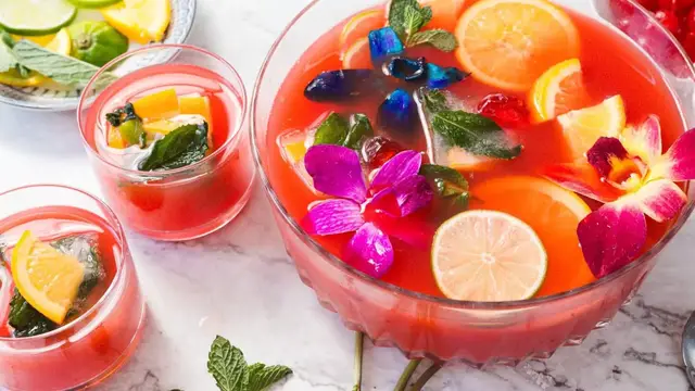 'Video thumbnail for This Gilmore Girls-Inspired Punch Recipe Will Transport You To Stars Hollow'