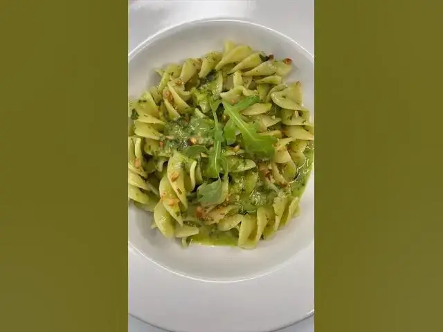 Video thumbnail for Fusilloni al pesto di rucola #cuisineitalienne #recetteitalienne #pasta #pastalover