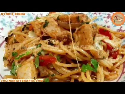 Video thumbnail for FRANGO COM MACARRÃO DE UM JEITO DIFERENTE MUITO SABOROSO E SUPER ÚMIDO