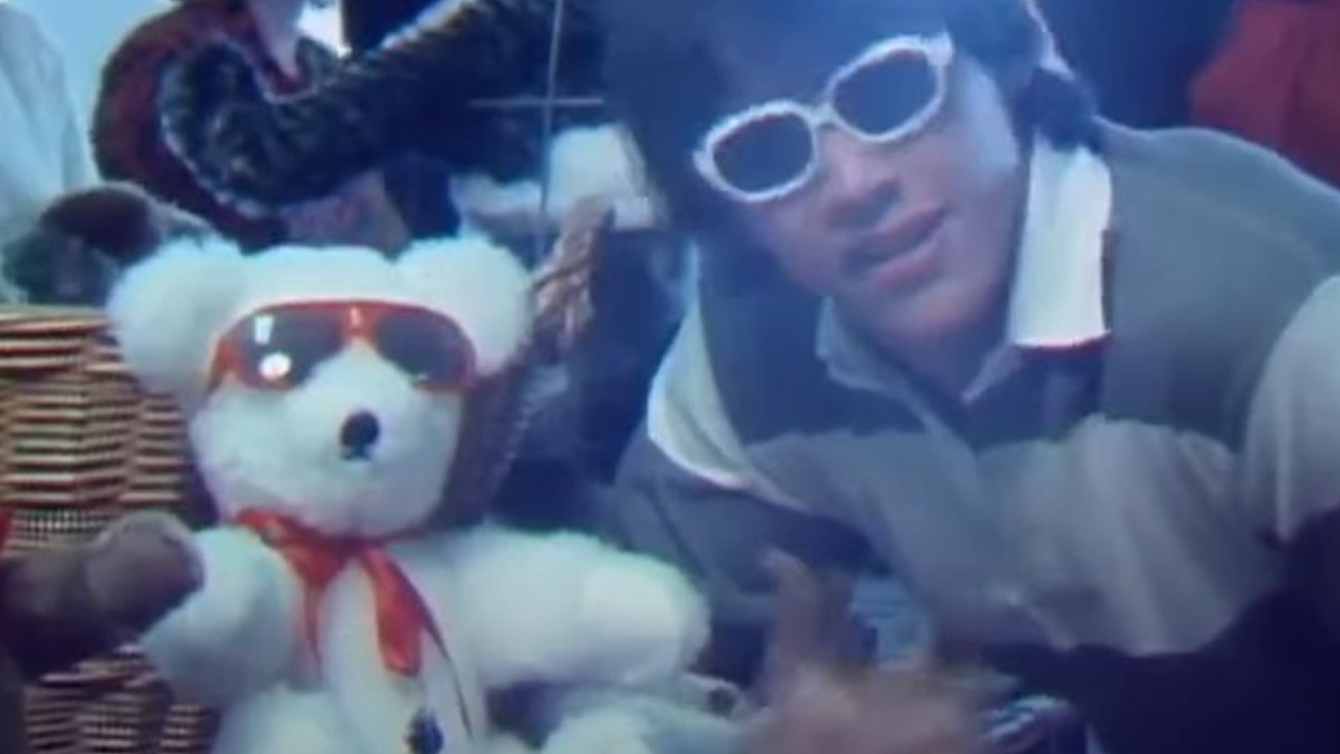Video thumbnail for The Adorably Bizarre Job Keanu Reeves Had In 1984