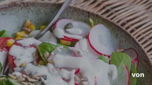 Video thumbnail for JOGHURT DRESSING – EINFACHES REZEPT FÜR DIE CREMIGE SALATSOSSE