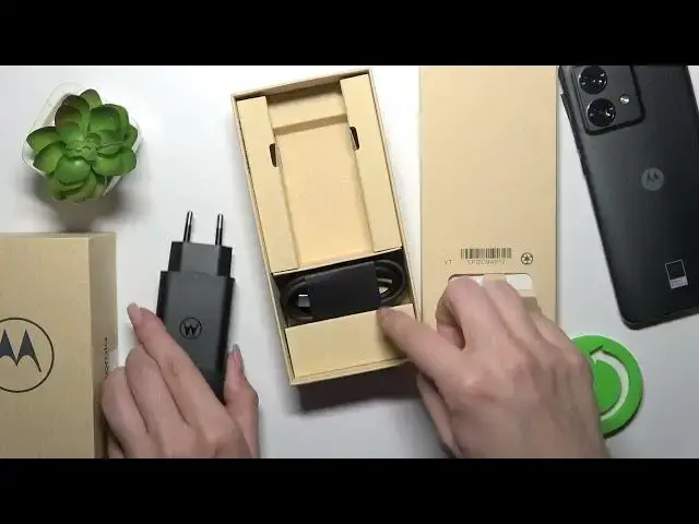 Video thumbnail for MOTOROLA Edge 40 Neo All Box Accessories