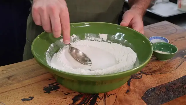 Video thumbnail for Festive Mince Pie Rolls (A Christmas Twist on Cinnamon Buns)(720P HD)