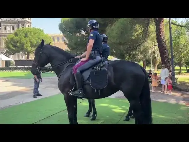 Video thumbnail for Adrano. Domenica alla villa comunale con la Polizia a cavallo