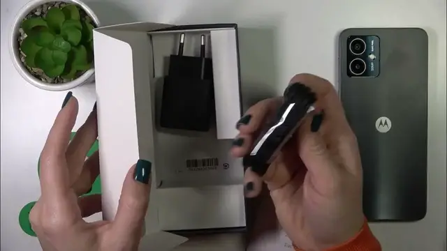 Video thumbnail for MOTOROLA Moto G14 All Box Accessories