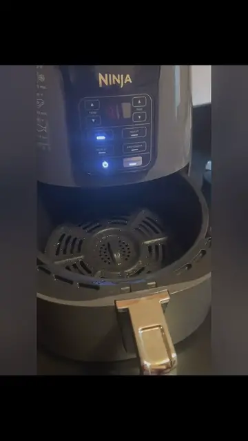 'Video thumbnail for Frozen Chicken Wings in Air Fryer (How to Cook)'