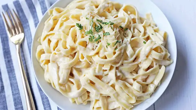 Video thumbnail for Fettuccine Alfredo recipe