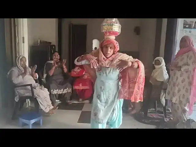 Video thumbnail for मेरे सिर पै दोघड पानी की खरमान गाम मैं ,टोकनी नहीं हिलाई एंटी ने 80साल की है,#happy_lokgeet #viral