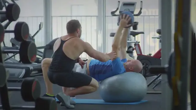 Video thumbnail for Entrenamiento con Balón Medicinal: Rutinas para Todo el Cuerpo