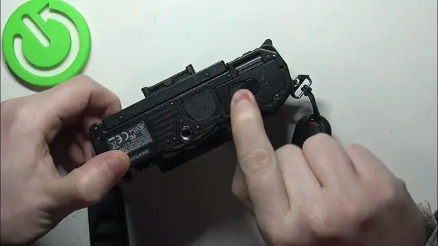 Video thumbnail for How To Insert & Remove Batteries In Olympus E M5 MARK II