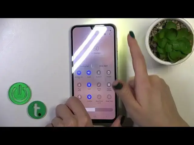 'Video thumbnail for How to Turn On / Off Flashlight on Samsung Galaxy F34 - Manage Torch'