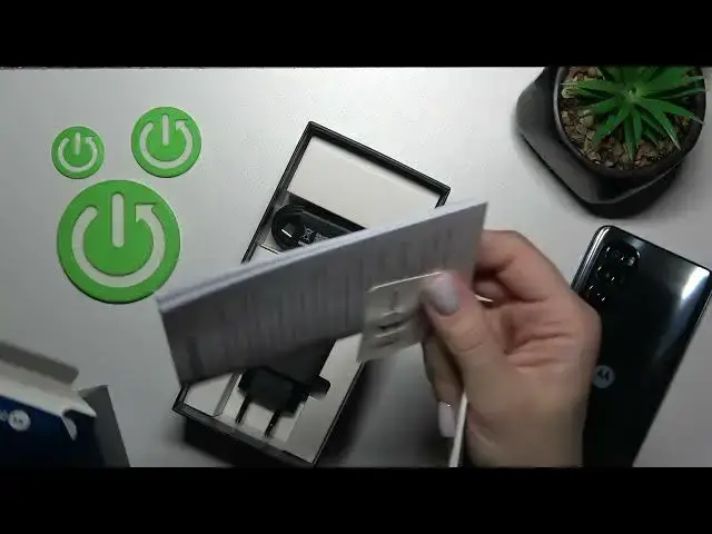 'Video thumbnail for Motorola Moto G82 - All Box Accessories'