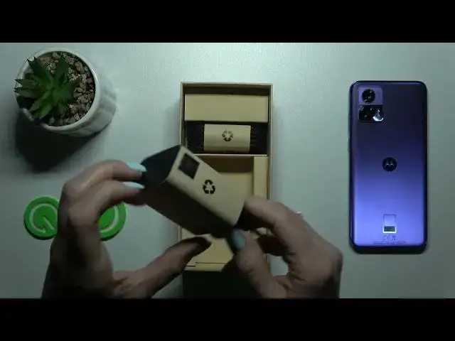 'Video thumbnail for Does the MOTOROLA Edge 30 Neo Come with Charger? Let's Find Out!'