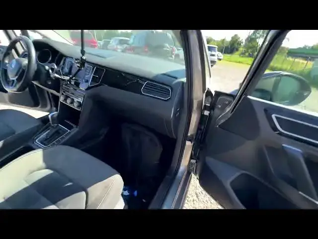 Video thumbnail for Volkswagen Golf Sportsvan – Where is the CD Player?