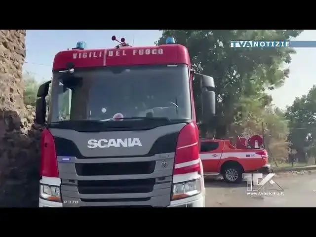 Video thumbnail for Fine settimana di fuoco in Sicilia. Apprensione per il rogo in contrada Solicchiata ad Adrano