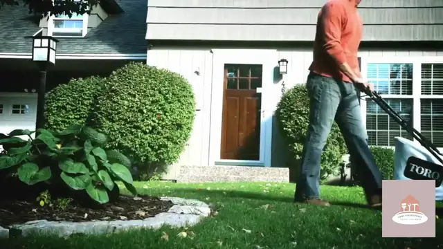 'Video thumbnail for Toro Recycler Mower with Smart Stow'