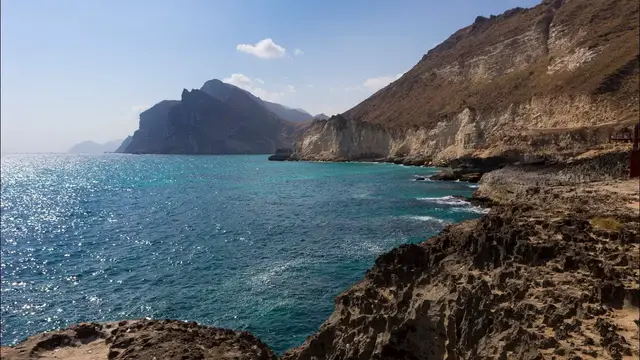 Video thumbnail for Marneef Cave und Strand von Mughsail | Oman