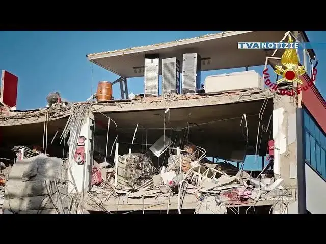 Video thumbnail for Il crollo a Pistunina (Me). Recuperato un corpo. Continuano le ricerche dei dispersi tra le macerie