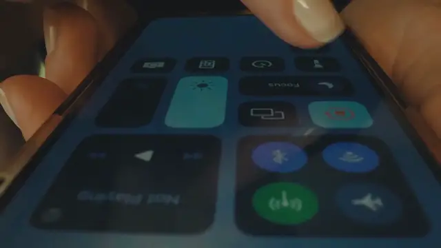 Video thumbnail for How to Use AirDrop Between Apple Devices