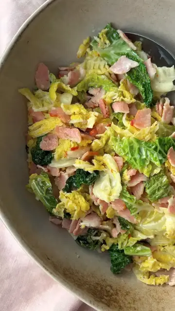 Video thumbnail for Cabbage with Bacon & Cream