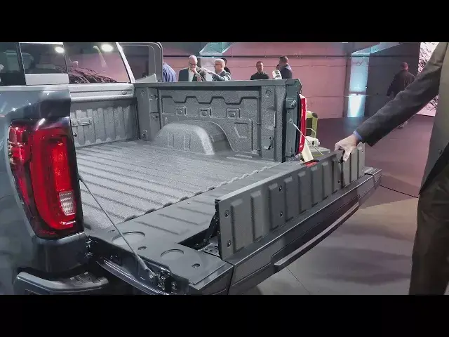 Video thumbnail for 2019 GMC Sierra MultiPro Tailgate Demonstration